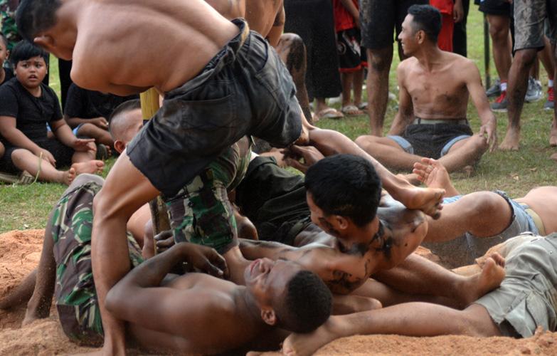  Serunya Prajurit Banteng Raiders Beradu Cepat Panjat Pinang, Hadiahnya Mentok hingga TV