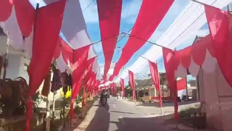 Sambut HUT ke-78 RI, Warga Cibahong Tasikmalaya Buat Lorong Merah Putih 250 Meter