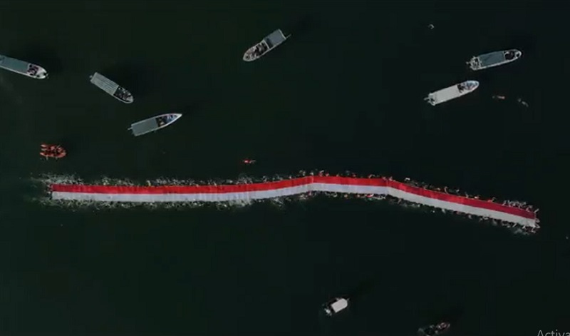 140 Perenang Kibarkan Merah Putih Raksasa di Atas Laut Makassar, Ini Penampakannya 