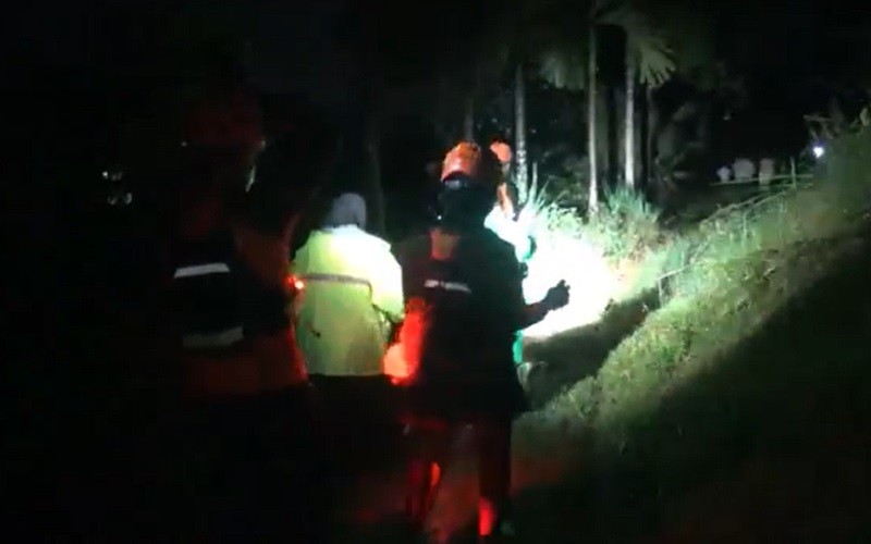 Tim SAR Evakuasi 4 Wisatawan Terjebak di Air Terjun Ngalauan Padang 