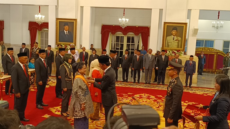 Presiden Jokowi Anugerahkan Tanda Kehormatan ke 18 Tokoh, Ini Daftarnya