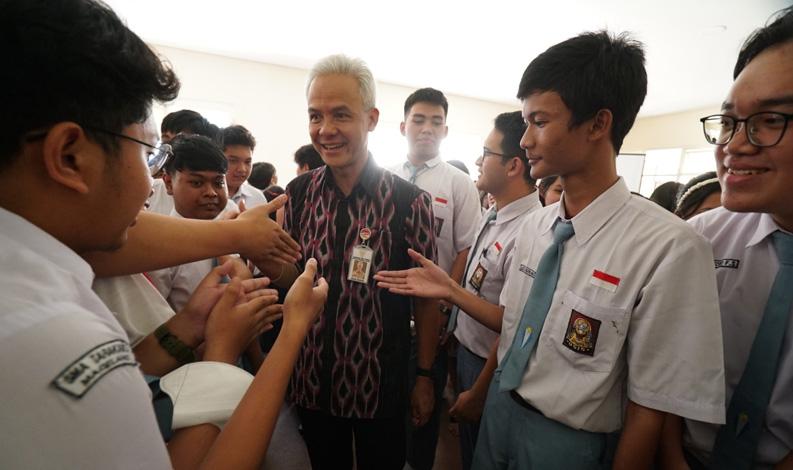 Siswa SMA Magelang ke Ganjar: Kalau Bapak Pensiun Jadi Gubernur, Kami Melapor ke Mana?