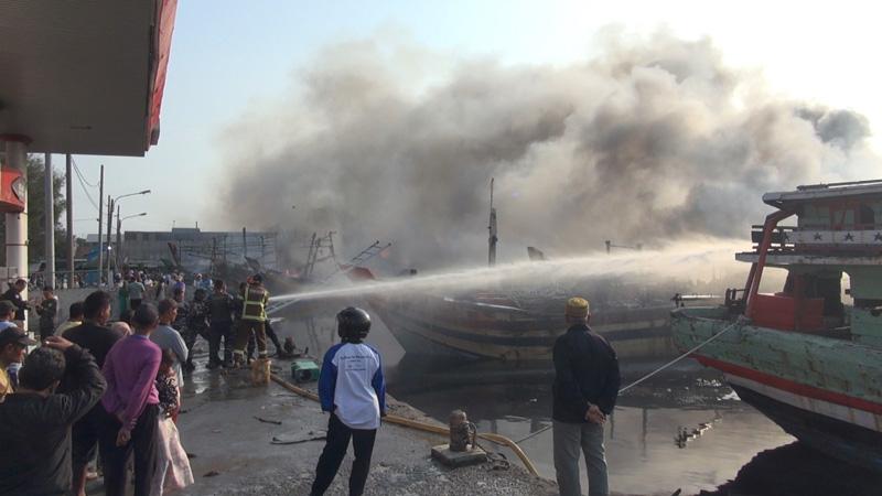  Api Masih Berkobar di Pelabuhan Jongor Tegal, 51 Kapal Nelayan Ludes Terbakar 