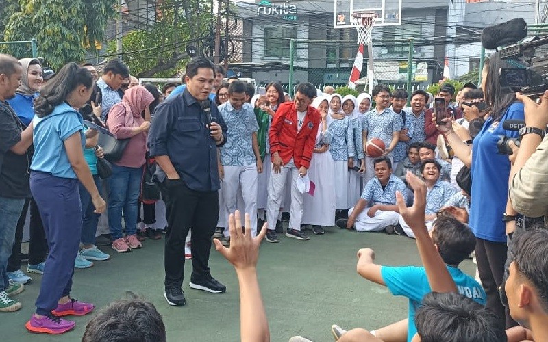 Bagi-bagi Tiket FIBA World Cup 2023 ke Anak SMA, Erick Thohir: Ayo Dukung Ajang Ini!