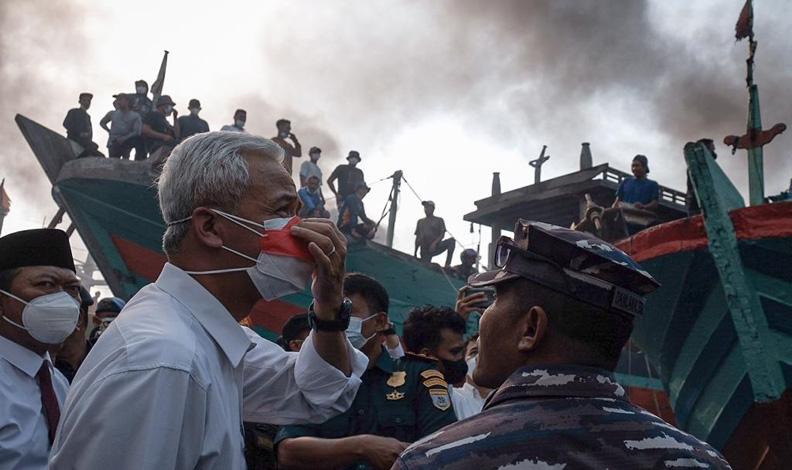  Ganjar Cek Lokasi Kebakaran Kapal di Tegal: Pemadaman Terkendala Peralatan dan Angin Kencang