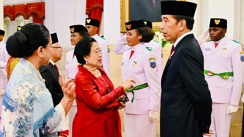 Momen Akrab Jokowi dengan Megawati saat Pengukuhan Paskibraka di Istana