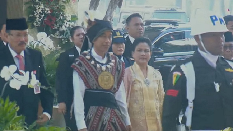 Presiden Jokowi Kenakan Baju Adat Tanimbar Maluku, Tiba di Gedung Nusantara