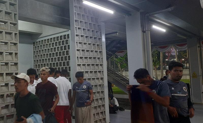 Patut Dicontoh! Timnas Indonesia U-17 Salat Berjemaah di Lapangan GBK usai Latihan