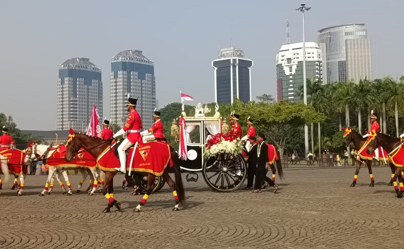 Penampakan Kirab Budaya Bergerak Menuju Istana, Ada Marching Band hingga Kereta Kencana