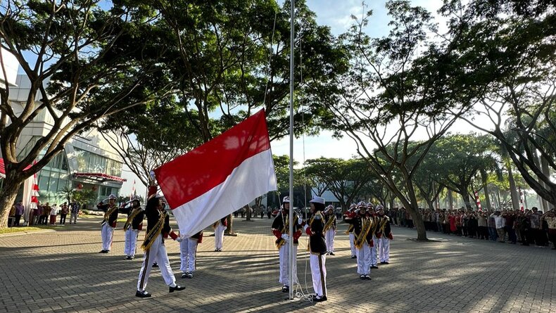 Gelar Upacara HUT Ke-78 Kemerdekaan RI, Warga Kota Baru Parahyangan KBB Kompak Pakai Batik dan Kebaya