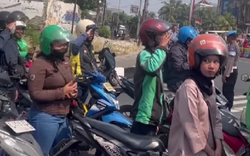 Detik-Detik Peringatan Proklamasi, Pengendara Turun dari Motor Bersikap Hormat di Tengah Jalan Depok