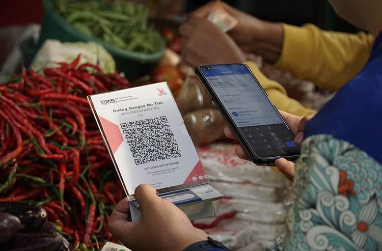 Dikenalkan QRIS, Pedagang Pasar Tradisional di Jogja Terima Edukasi Pembayaran Digital 