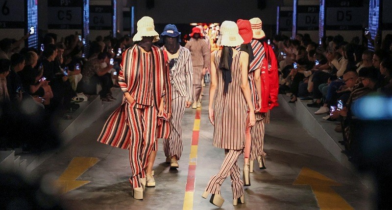 Lestarikan Budaya Indonesia lewat Eksplorasi 100 Modern Look dari Tenun Lurik 