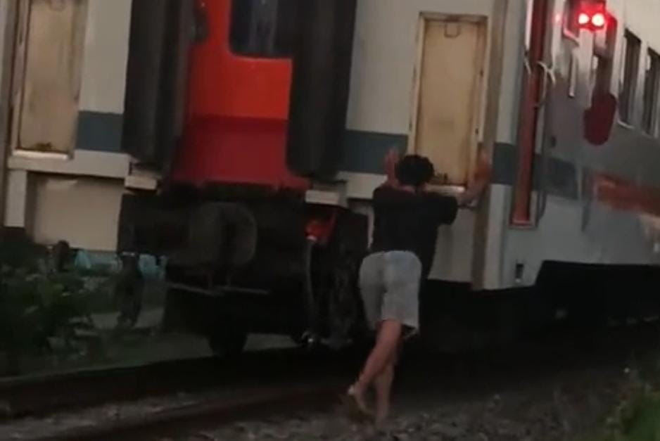 Viral Pria Dorong Kereta Api Dikira Mogok, Netizen: Akinya Diganti Dulu Mas