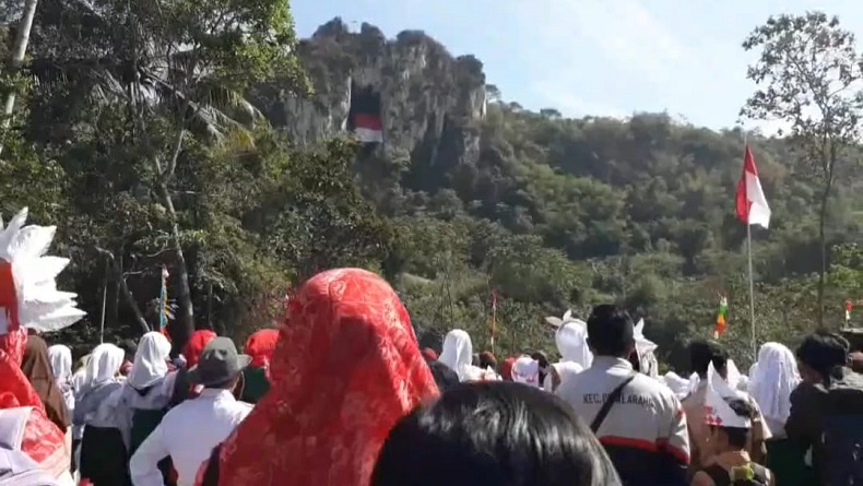 Bendera Raksaksa Berkibar di Tebing Karang Hawu Geopark Citatah KBB, Warga Antusias Ikut Upacara