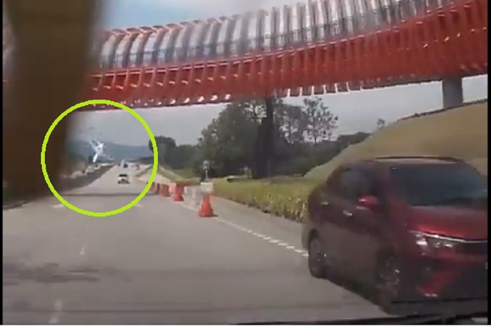 Detik-Detik Mengerikan Pesawat Jatuh ke Jalan Raya di Selangor Malaysia Terekam Kamera