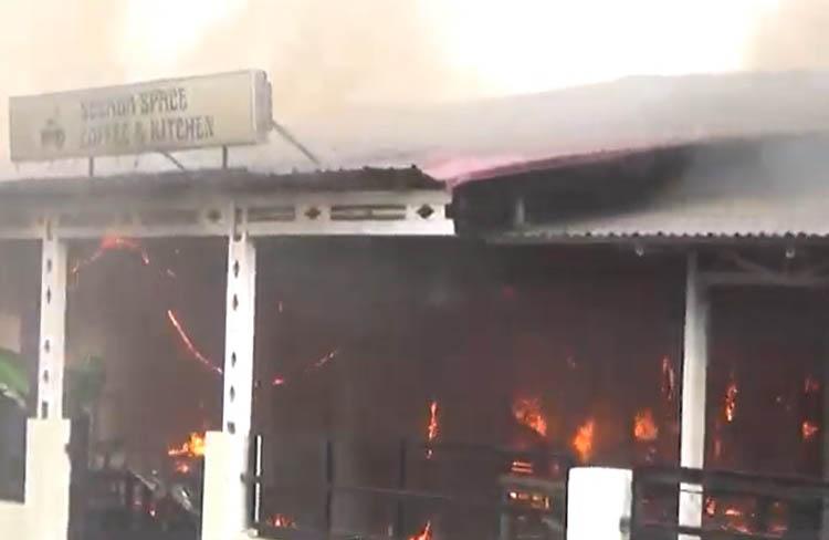 Korsleting Listrik, Bangunan Kafe dan Laundry di Padang Ludes Terbakar