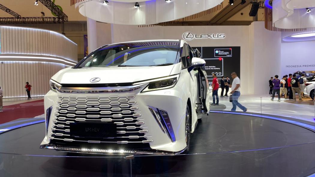 Perilaku Unik Konsumen Mobil Mewah di GIIAS 2023, Ada yang Minta Payung sampai Pelat Dewa