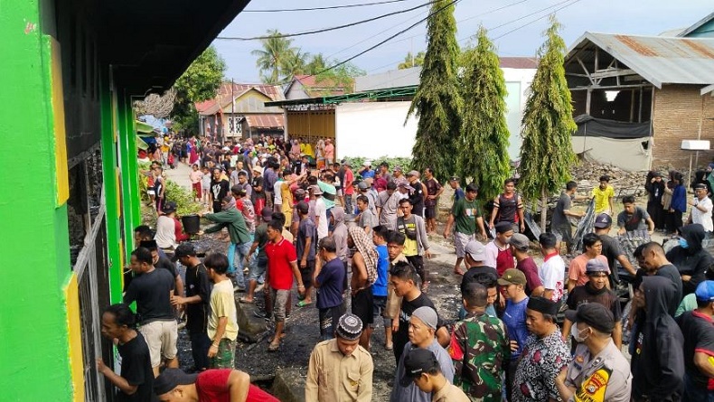 Kebakaran Rumah di Majene, Warga Estafet Ambil Air di Laut untuk Padamkan Api