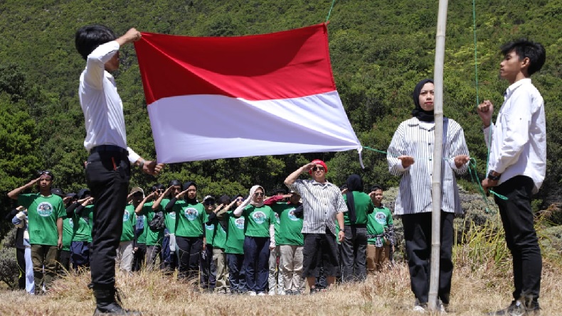 Komunitas Ojol Upacara Bendera HUT Ke-78 Kemerdekaan RI di Gunung Papandayan Garut