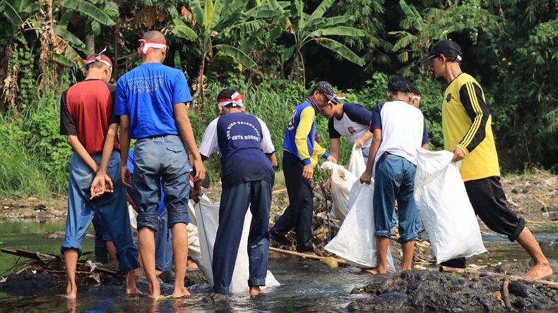 Polisi Ajak Pelajar Pelaku Tawuran di Bogor Bersihkan Sungai Ciliwung