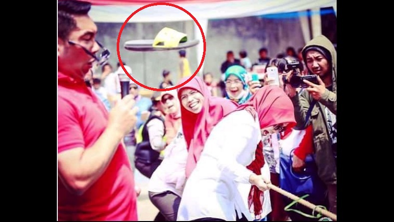 Viral Video Ridwan Kamil Kena Timpuk Sandal Warga saat Lomba Tarik Tambang