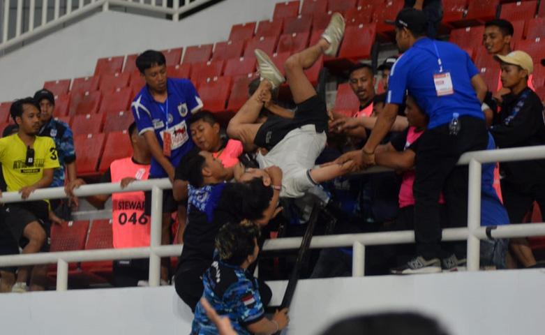 Laga PSIS Vs Persib di Stadion Jatidiri Semarang Ricuh, Sejumlah Suporter Terluka