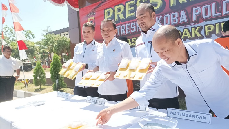 Polda Jabar Tangkap Kurir dan Bandar Narkoba, Sita 1 Kg Sabu-Ratusan Butir Ekstasi