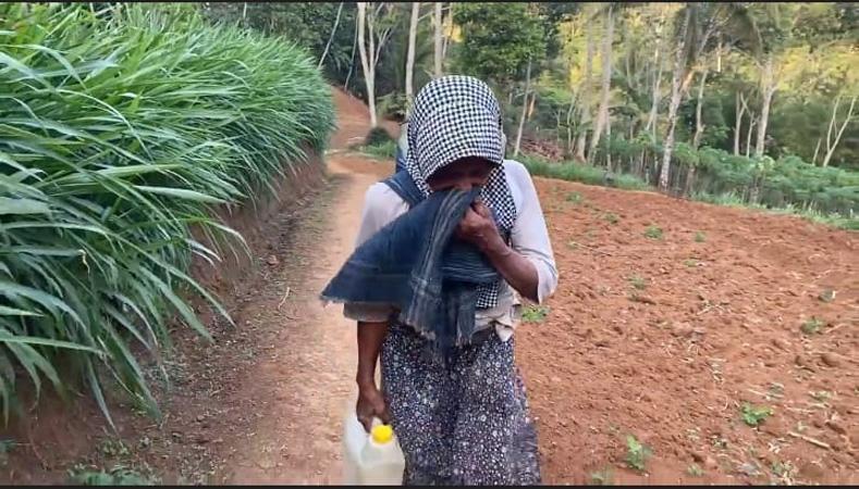  Potret Perjuangan Warga Banjarnegara Naik Turun Bukit demi Dapatkan Air Bersih