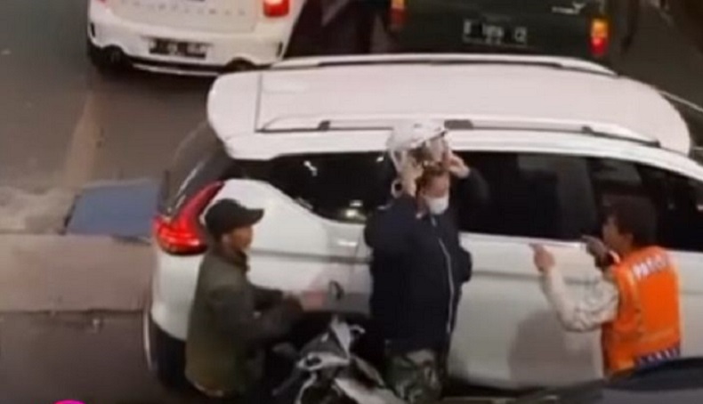 Viral Pria Baju Loreng Pukul Juru Parkir, Kapuspen TNI: Bakal Ditindak Kalau Terbukti Anggota