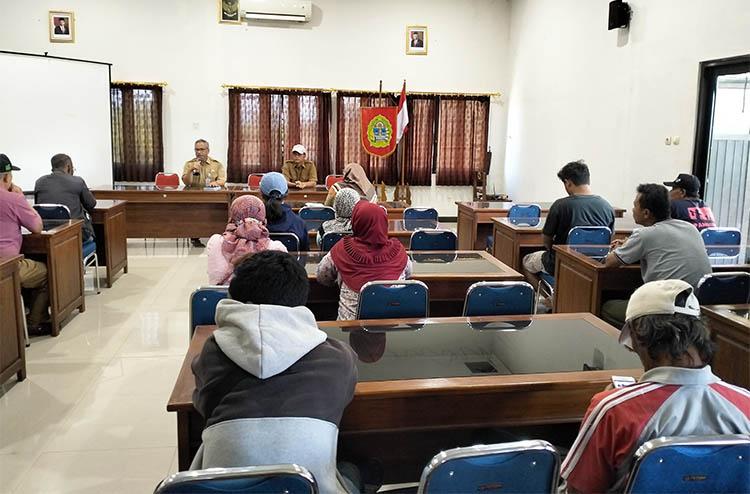 Datangi Kantor Dinas Lingkungan Hidup, Warga Gunungkidul Protes Bau Busuk TPA Wukirsari