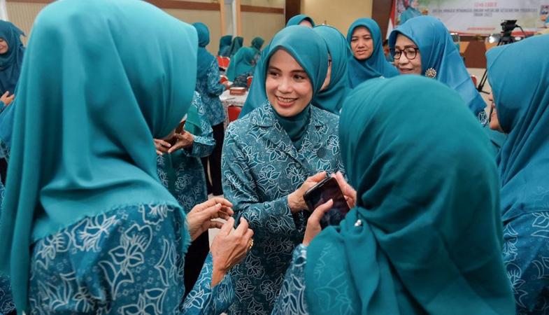 Momen Haru Perpisahan Kader dan Tim Penggerak PKK Jateng dengan Atikoh Ganjar 