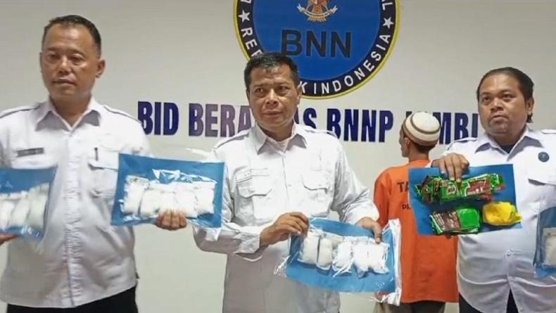 Pria Tua Ditangkap Jadi Kurir Narkoba di Jambi, Bawa Sabu 1,1 Kg