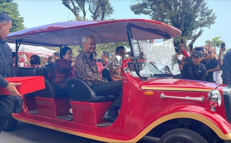 Momen Ganjar Pranowo dan Megawati Naik Mobil Listrik Temui Relawan di Yogyakarta