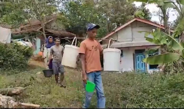  Sumur Mengering, Warga Desa di Cilacap Ini Berjalan ke Sumber Mata Air Sejauh 2 Km