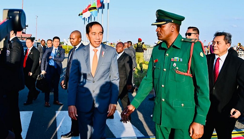 Presiden Jokowi Bersama Rombongan Tiba di Dar Es Salaam Tanzania