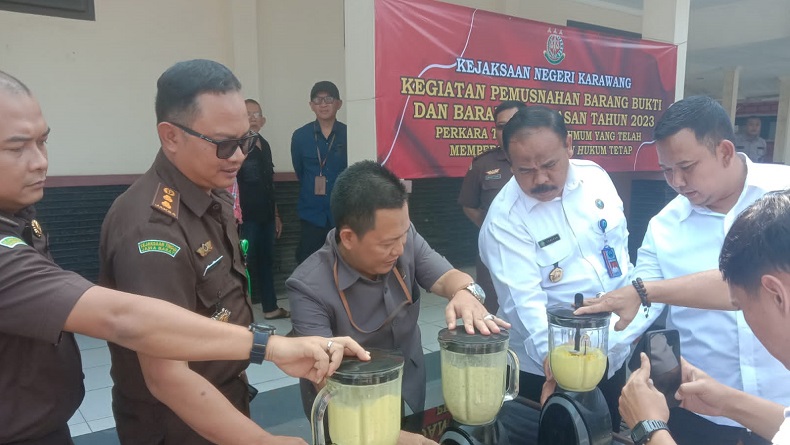 Kejari Karawang Musnahkan Barang Bukti, Sabu dan Obat Keras Diblender