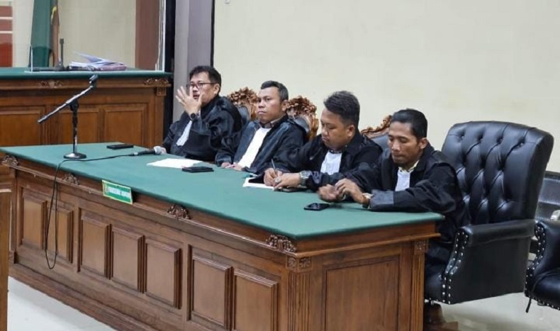 Hakim Minta Bupati Bangkalan Ra Latif Kembalikan Rp9,7 Miliar, Pengacara: Itu Kan Uang Pribadi 