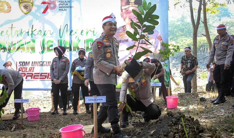 Kekeringan Landa Semarang, Kapolda Jateng Pimpin Penanaman Ribuan Pohon di Waduk Jatibarang