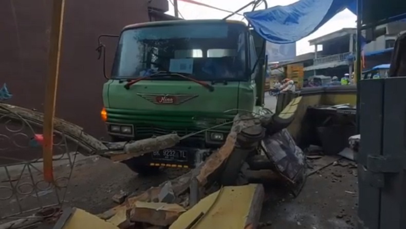 Kecelakaan Hari Ini di Tebingtinggi, Truk Tronton Rem Blong Tabrak Warung hingga Pagar Masjid