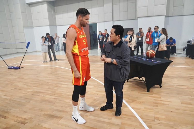 Erick Thohir Ngobrol dengan Timnas Basket Spanyol di Indonesia Arena Jelang FIBA World Cup 2023