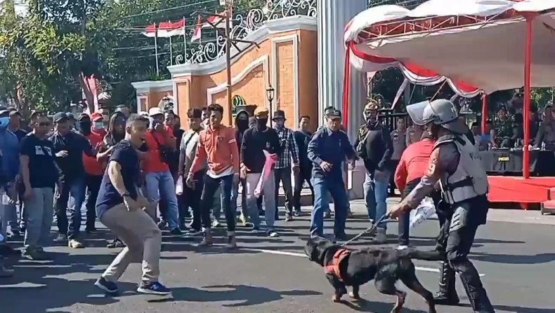 Tak Puas dengan Hasil Pilpres, Massa Pendukung Serang Polisi di Majalengka