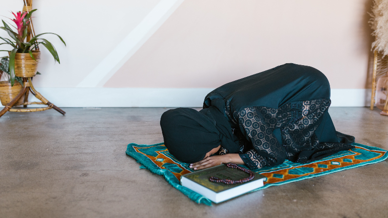 Tata Cara Sholat Qobliyah Subuh bagi Wanita, Lengkap dengan Niat dan Keutamaannya