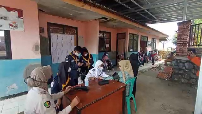 Imbas Asap Kebakaran TPA Sarimukti KBB, Warga Cipatat Mulai Terserang Batuk dan Gatal 