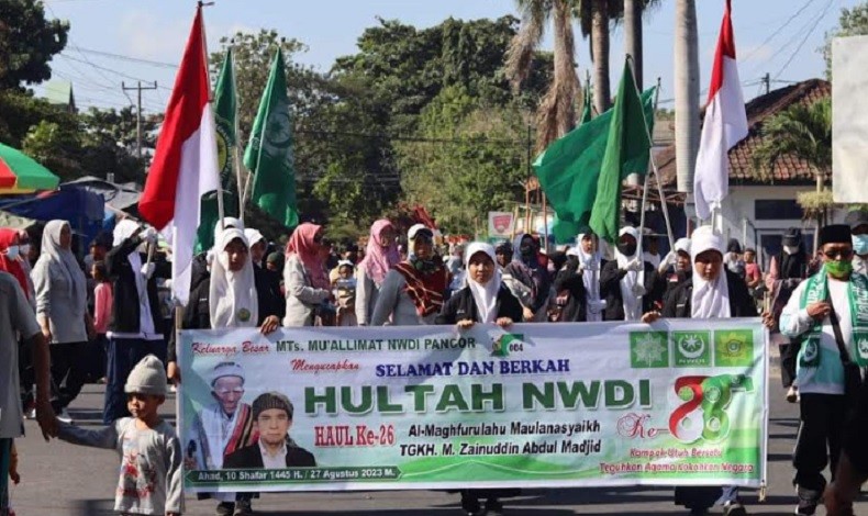 Jelang Hultah NWDI ke-88 di Pancor, Puluhan Ribu Jemaah Ikut Pawai Alegoris