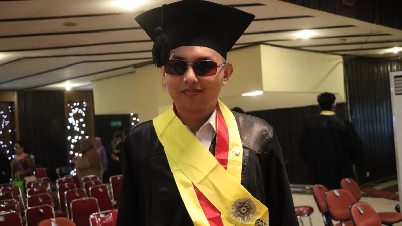 Kisah Inspiratif Farrel, Mahasiswa Penyandang Tunanetra UGM Lulus Cumlaude