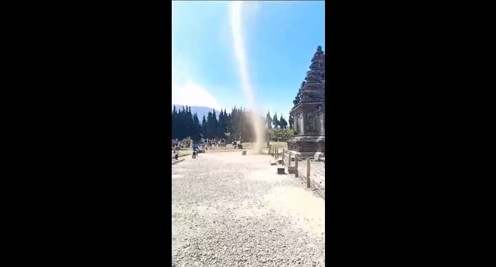 Viral Angin Mirip Tornado Berputar-putar di Kompleks Candi Arjuna Dieng