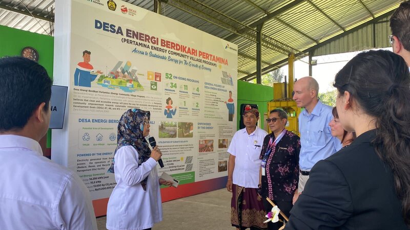 Kunjungi Desa Energi Berdikari Pertamina di Keliki, Wamen Energi AS Terkesan