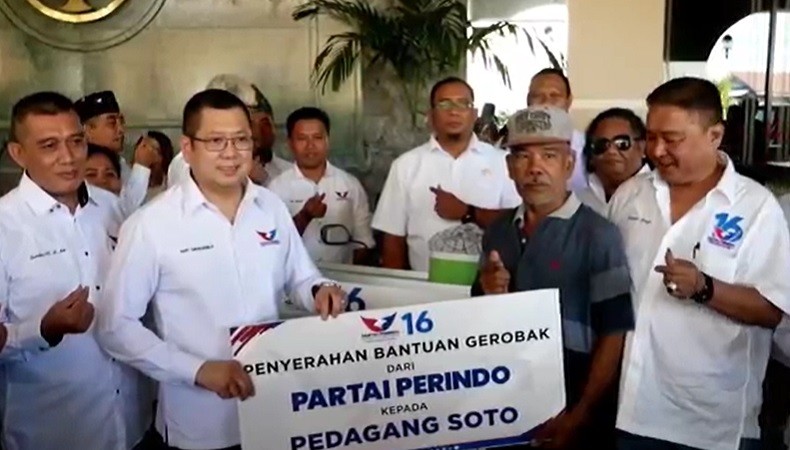 HT Serahkan Bantuan Gerobak Perindo di Balikpapan: Semoga Omzet Naik Terus!