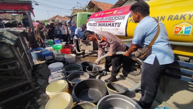 Warga Krangkeng Indramayu Menjerit Kekeringan, Polisi Salurkan Bantuan 46.000 Liter Air Bersih